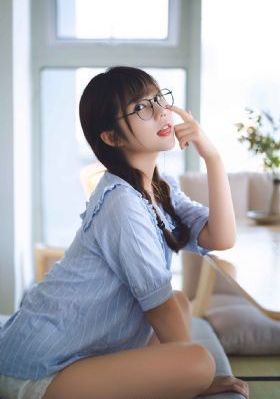 年轻的小姨子观看